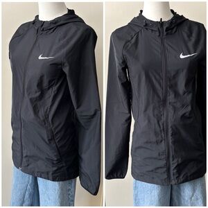 Nike Women's Black‎ Hooded Lightweight Packable Breathable Running Jacket